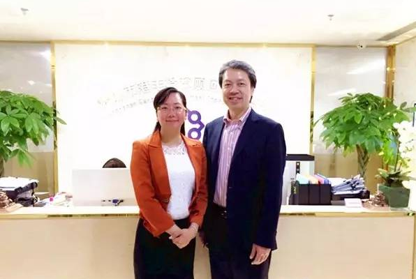 港丰总经理魏晓嵘女士与香港恒生银行高级副总裁兼业务拓展主管蔡尔全先生洽谈合作