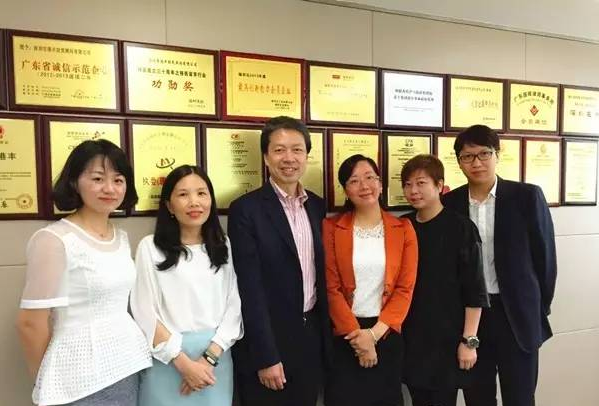 恒生银行高级副总裁蔡尔全、港丰CEO魏晓嵘与恒生银行高管合影